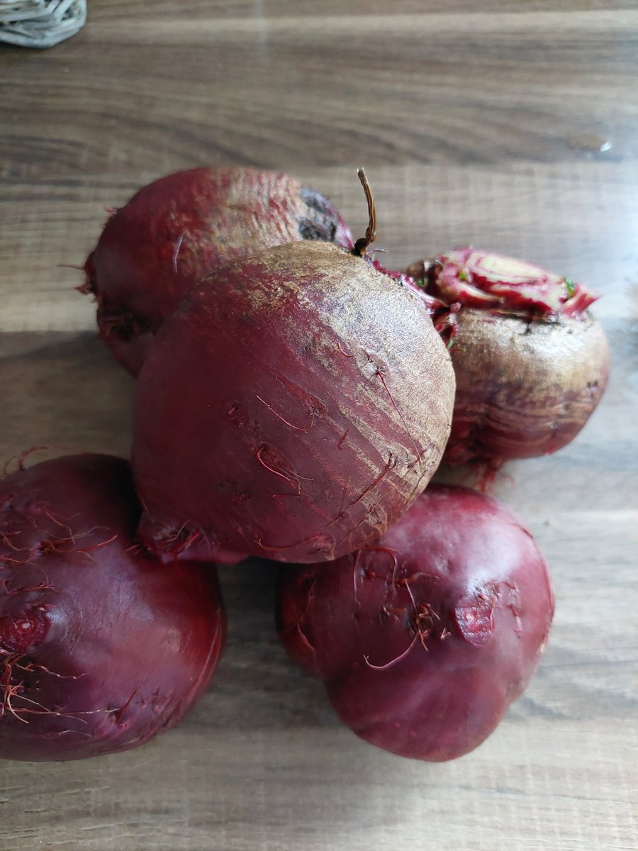 Frische rohe Rote Bete auf einem Holzbrett